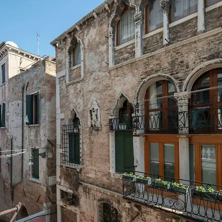 Ponte Raspi Canal View * Venedig